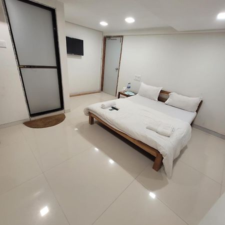 Agrawal Bhavan Budget Stay Only For Indians Mumbai Exterior photo